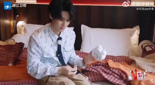张真源中华新曲库张真源无效藏闹钟 观看这段藏闹钟互动片段能够感受到两人满满的巧思