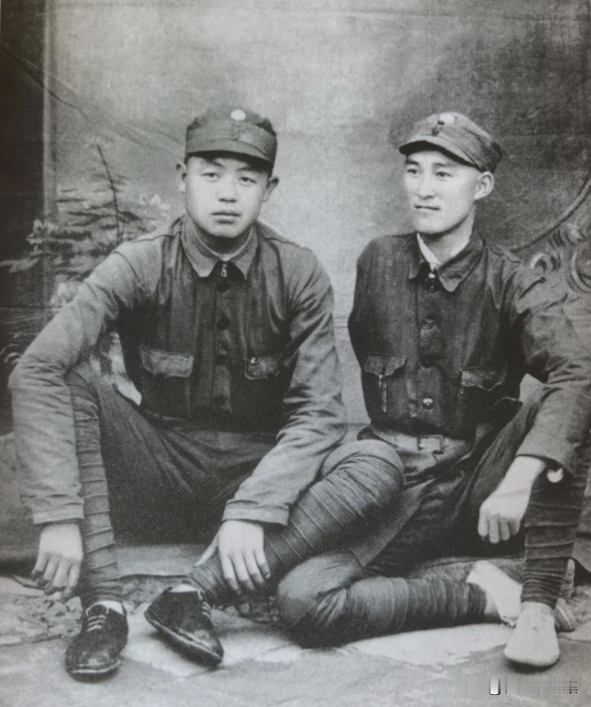1939年夏，左齐（右）伤愈归队后，与战友徐国贤合影，此时左齐已经截掉了右臂。两