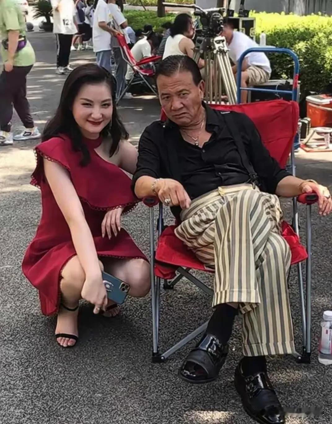 坐在椅子上这个老男人，曾经是香港著名的男星，扮演过众多脍炙人口的角色。
一眼看去