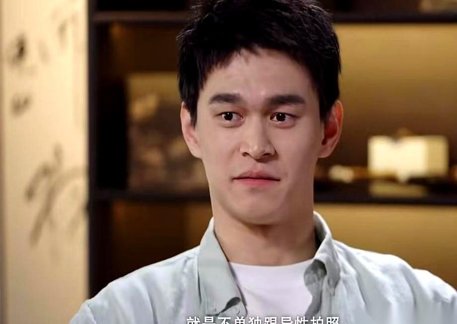 孙杨对着镜头，一字一句地说：“我出门有个原则，不单独跟异性拍照。”
对面的易立竞