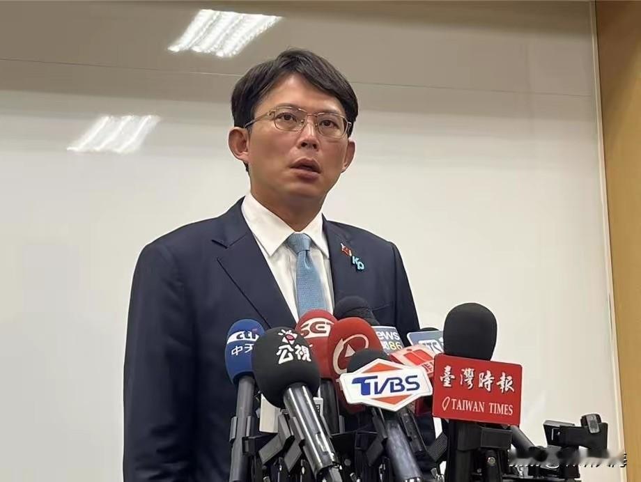 真硬气！2月12日中午黄国昌直接摊牌，新北市长这一仗他要正面硬刚到底，就算谈蓝白