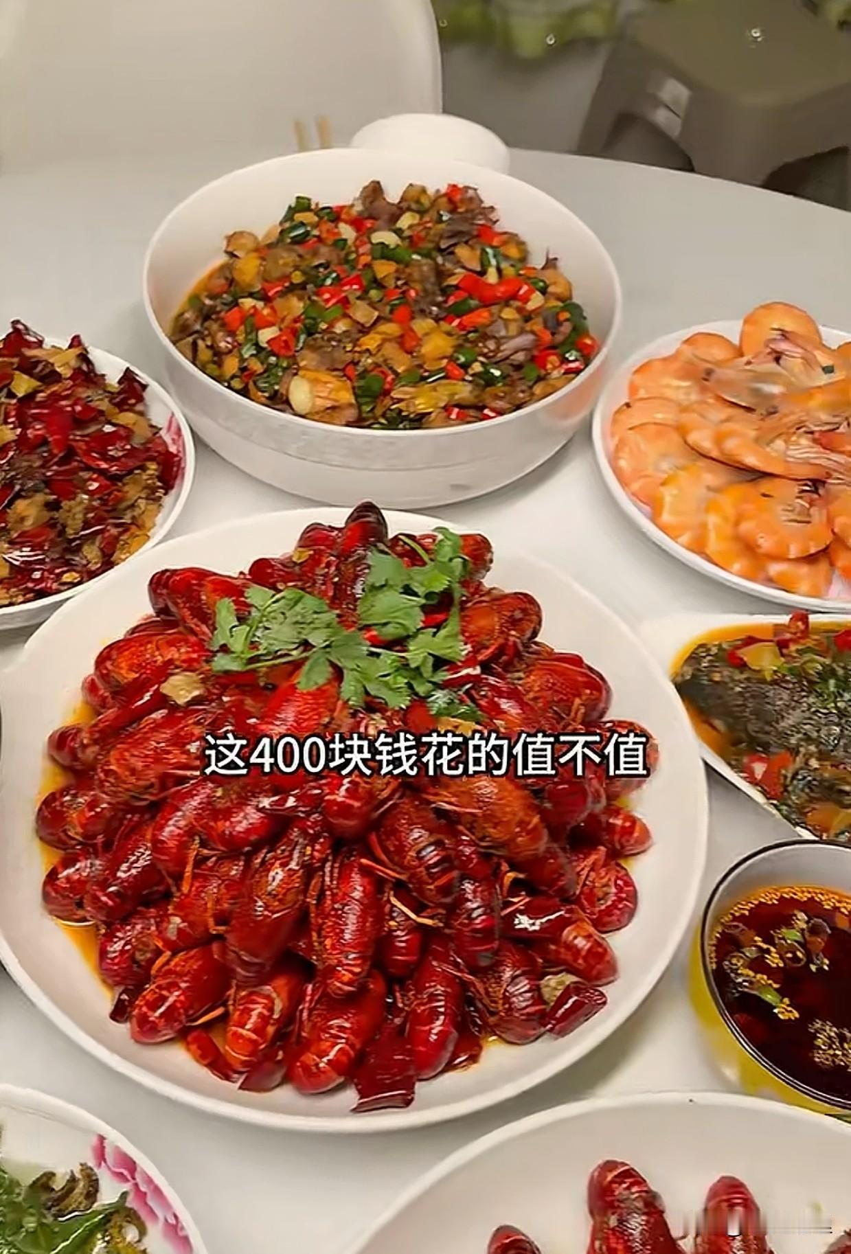 大半夜看哭了！
刷到一个视频，一个大哥找了一个上门做菜的！全部食材都是做菜的准备