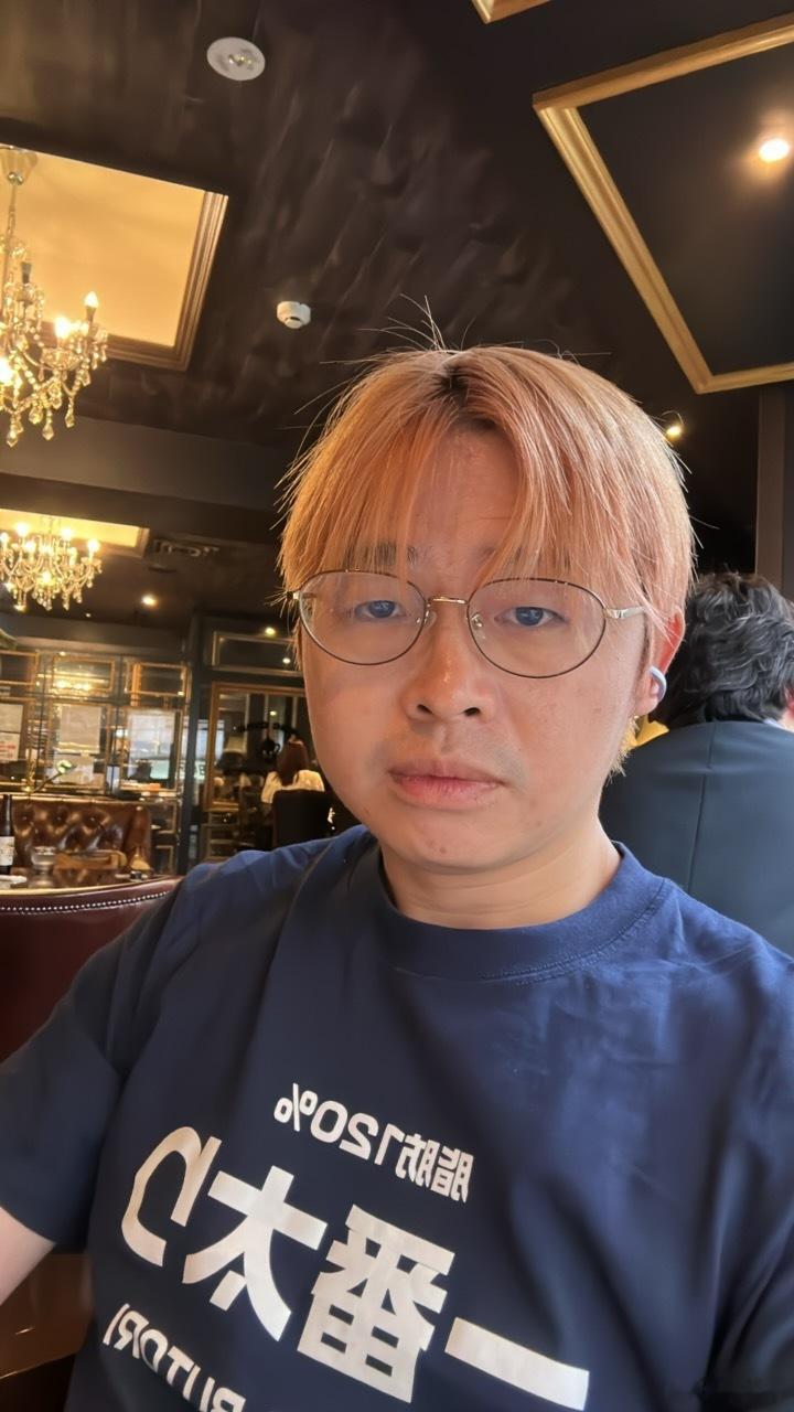 最近真的胖了很多，跟送的这个衣服搭配上了，发现这个T恤对日本阿姨杀伤力挺大的，每