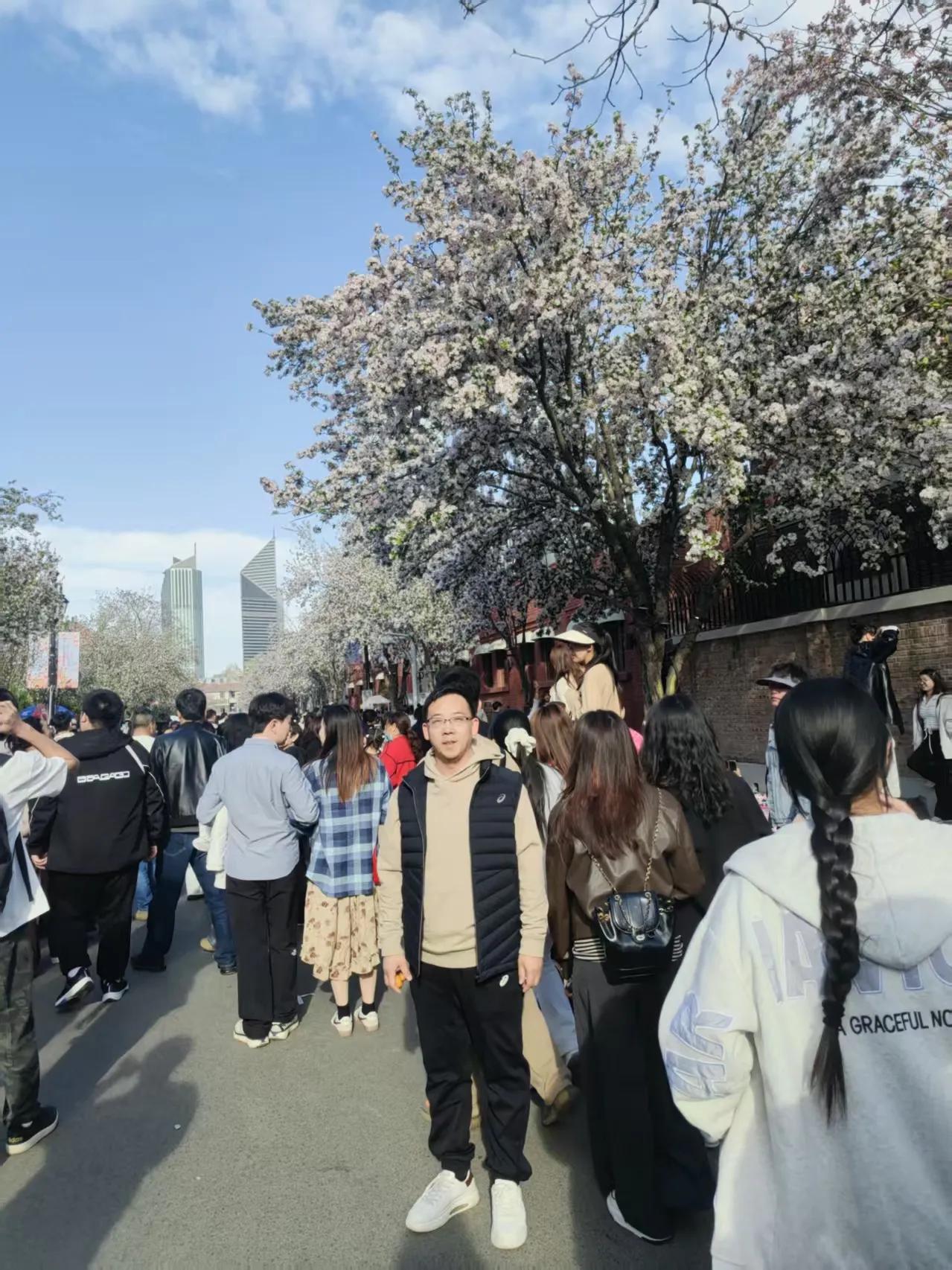 周末和妻子在天津五大道赏海棠花，人山人海，赏花的人真多，不得不采取限流措施！