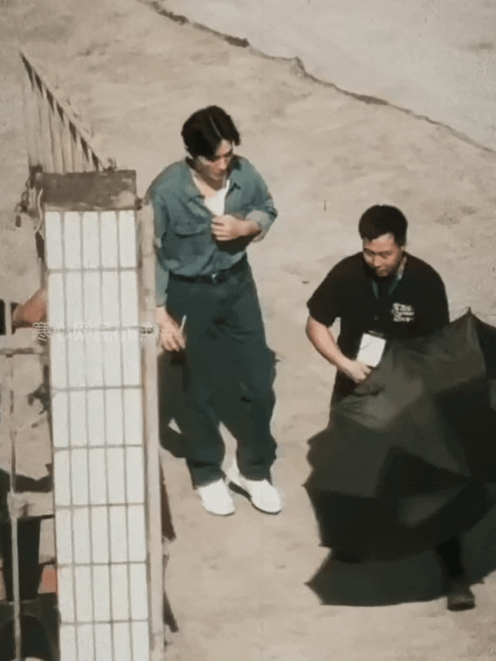 细节最能打动人8月19号七夕来看《空枪》！朱一龙谢绝工作人员打伞