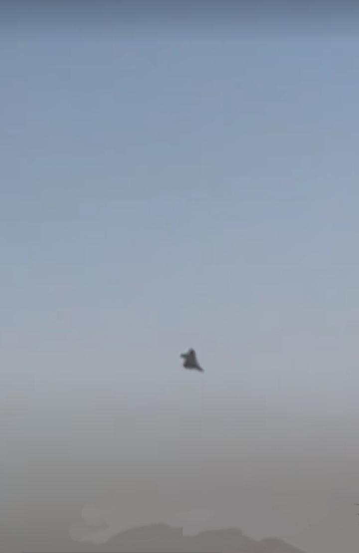 2025年11月21日，在阿联酋迪拜航空展览会的最后一天，一架印度的光辉战机正在