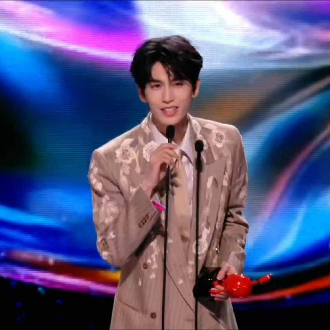 爱奇艺尖叫之夜，张凌赫说感谢语的时候，徐若晗还比了个心，谁磕到了。