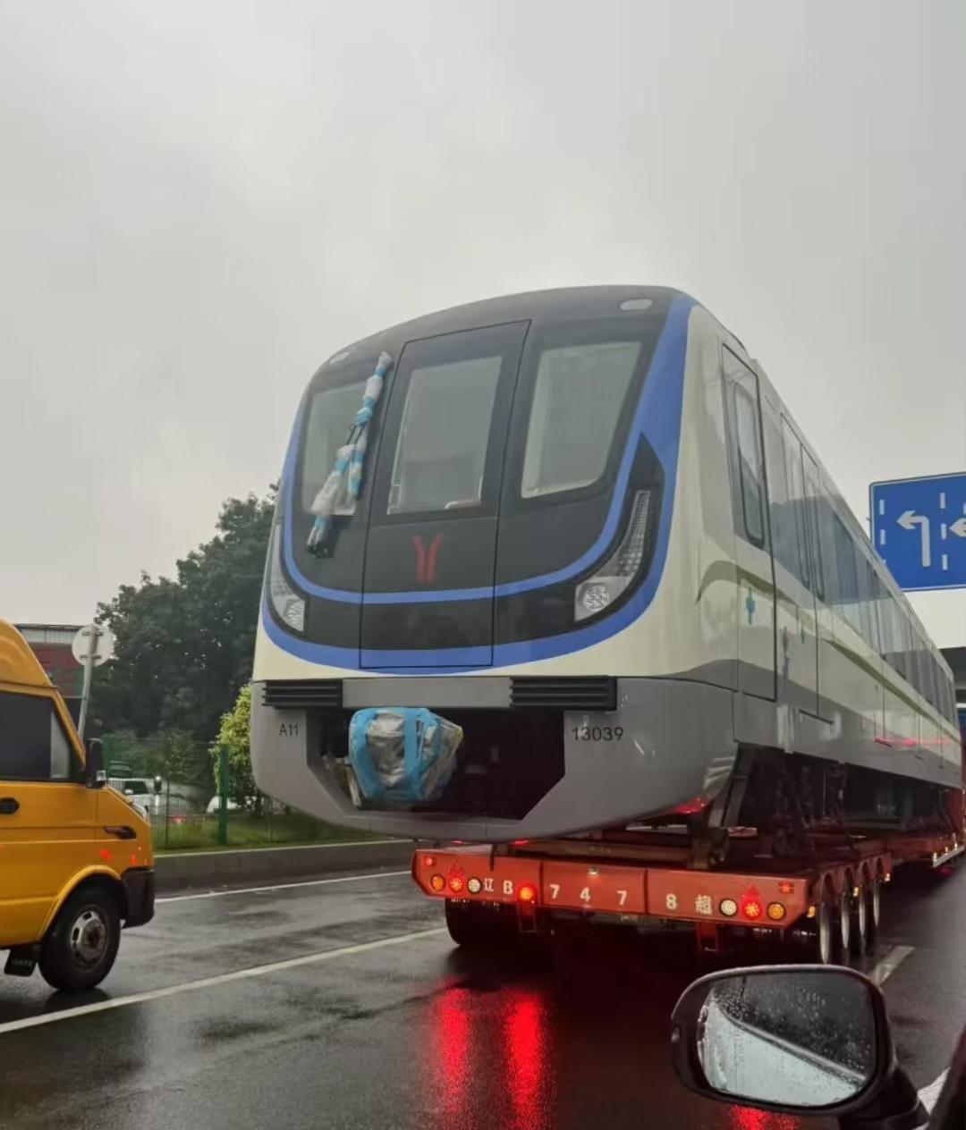 这是广州13号线二期要开通了吗？
都增购车了！！！！上下班高峰地铁 高铁 轨道交