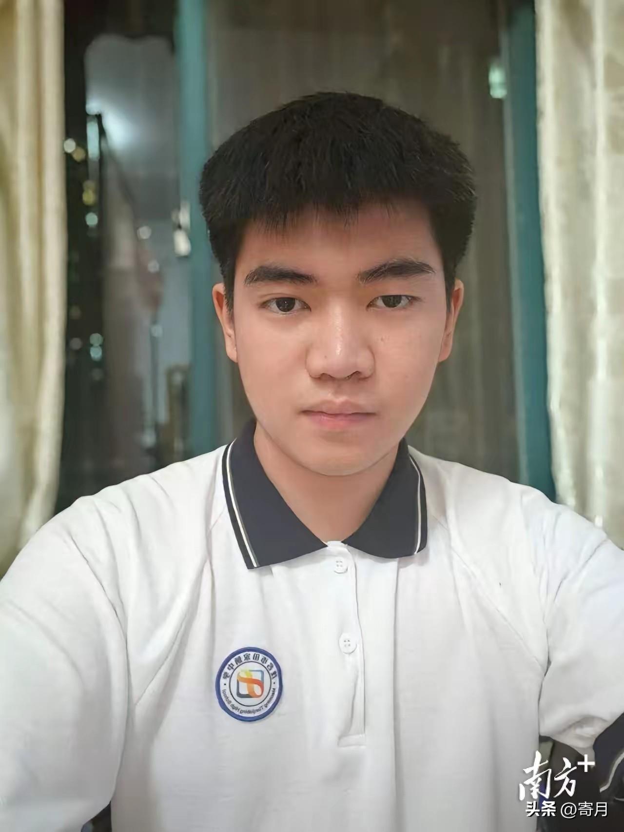 “读书就要报国！”广东茂名，一位男生查分后发现自己考了高分，而在班主任眼中，这是