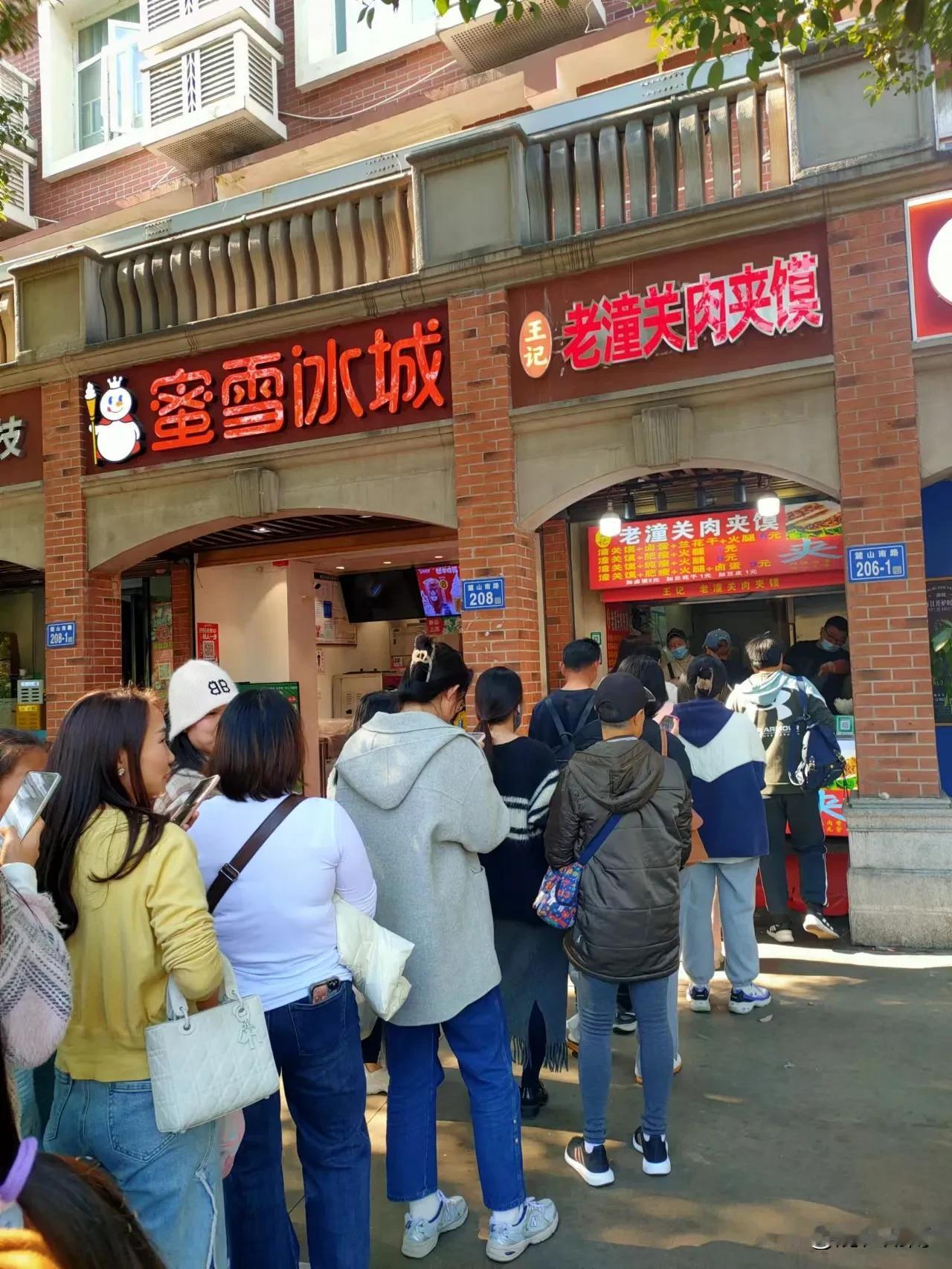 今天去河西麓山南路，发现一家普通的小店竟然有这么多人！是这家店的味道非常特别还是