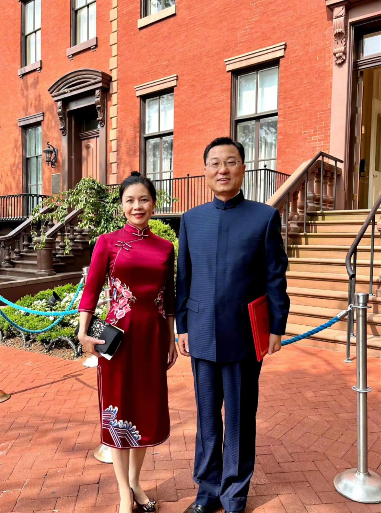 现在有点明白为什么新大使到哪都带着夫人了，并且俩人也都喜欢身着中式服装。一切尽在
