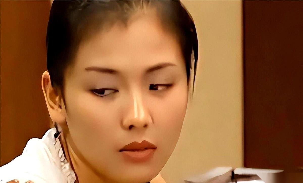 16年，4个亿，债清了。
全网都在狂欢，吹刘涛是“铁血大女主”。
但我看完只觉得