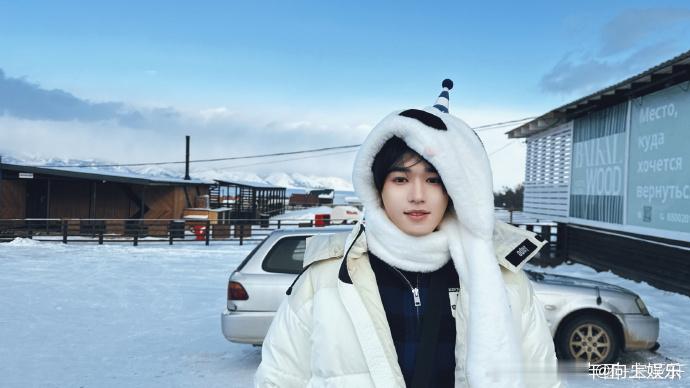 宋亚轩比耶新方式宋亚轩雪地明信片 宋亚轩比耶新方式，宋亚轩雪地明信片，帽子一九分