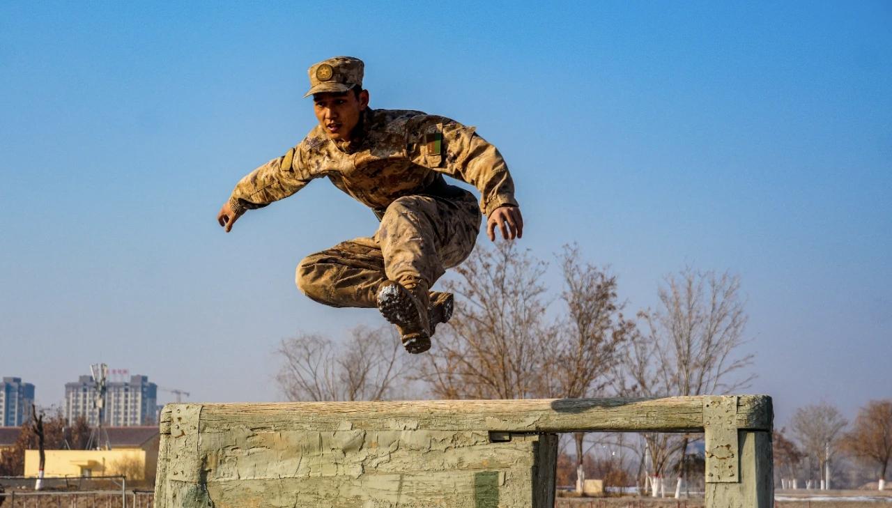 “老班长，我通过‘特三’了！”电话中军区某团英模连队战士罗阿六向退役的“老班长”