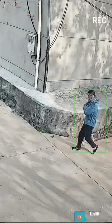 毫无征兆的就被咬了。
男子跑着追了上去，最后也不知追上了没有……
就是追上了，找