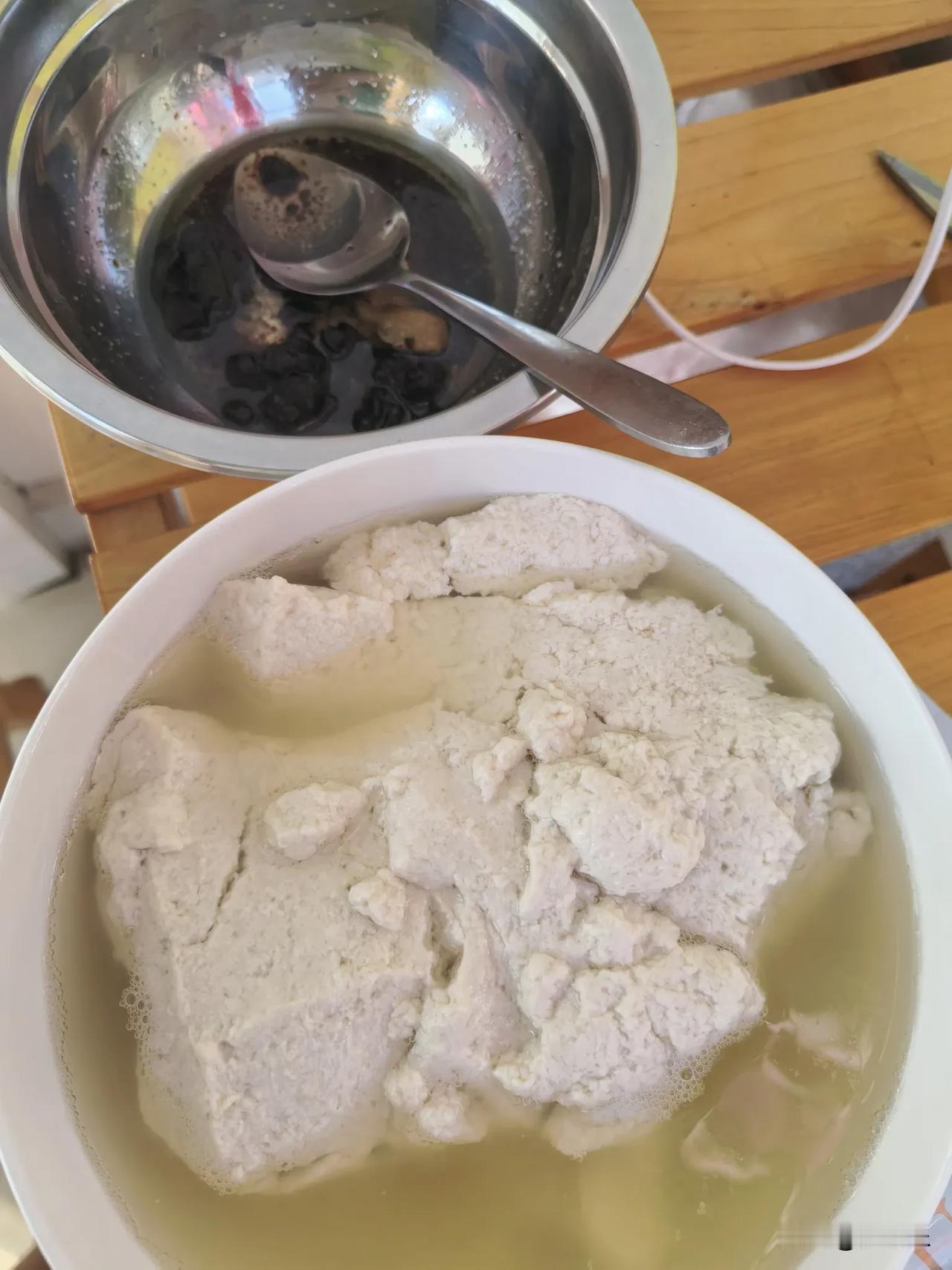 一碗热豆花，藏着街边最暖的人情味

健步走刚结束，脚步又不自觉地拐向了那个熟悉的