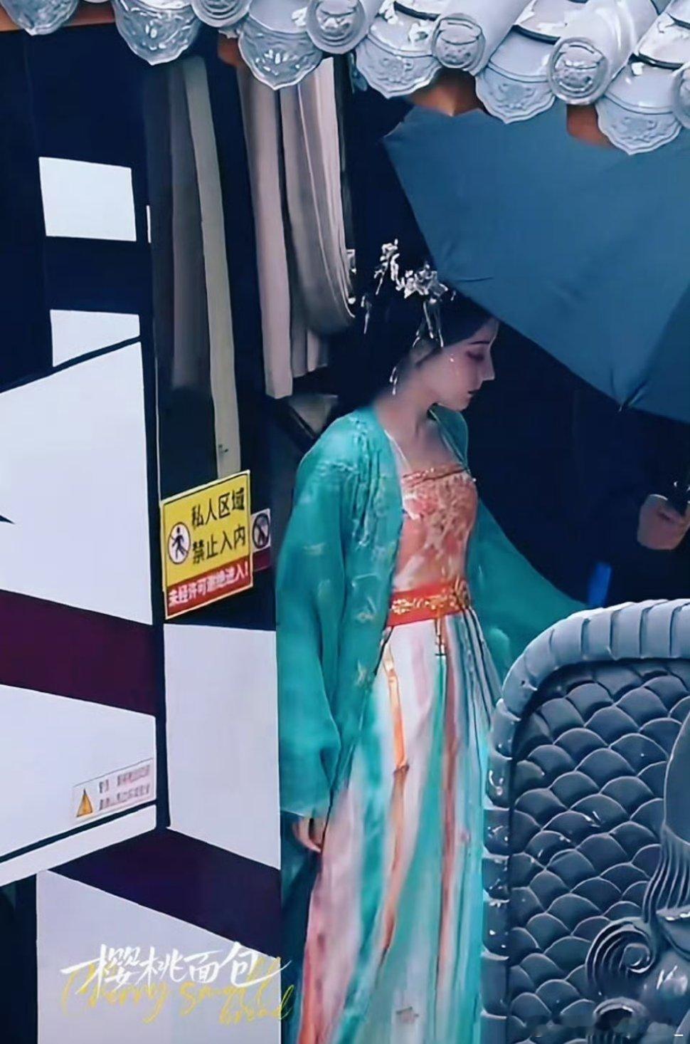 #迪丽热巴贺思慕新头饰##迪丽热巴[超话]#我就说这么明艳动人的脸就应该搭配华丽