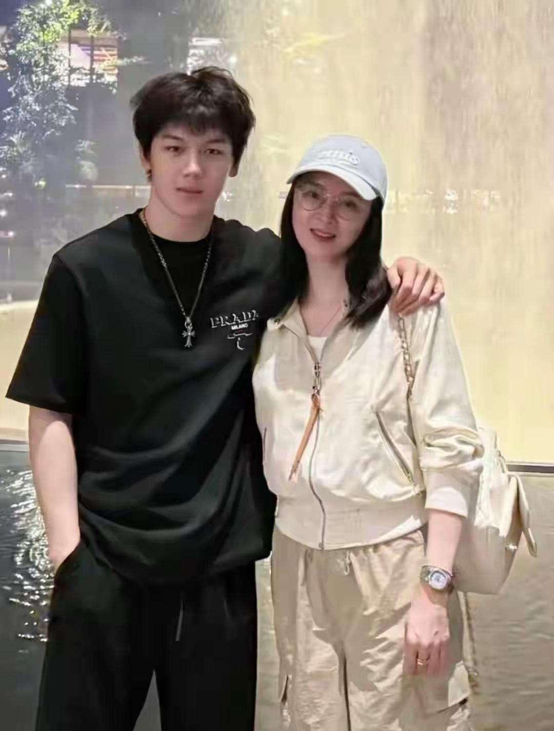 王艳曾凭晴儿、白飞飞成经典，却在当红时嫁地产商王志才入豪门，婚后淡出荧幕相夫教子