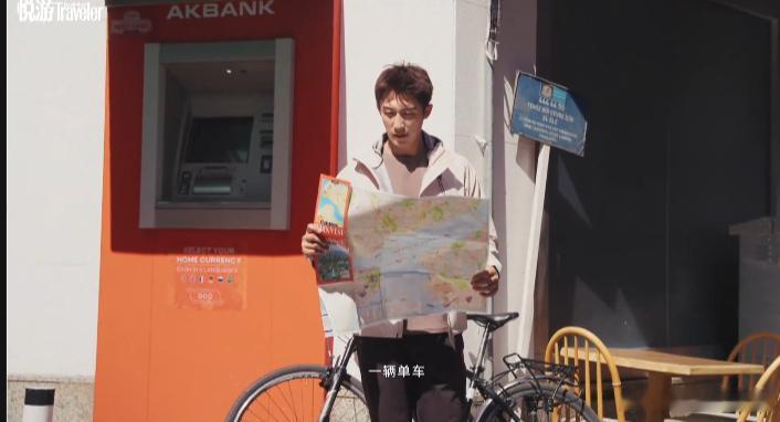 黄景瑜拿着地图骑行寻找老友黄景瑜拿着地图骑行寻找王传君黄景瑜骑着单车漫游伊斯坦布
