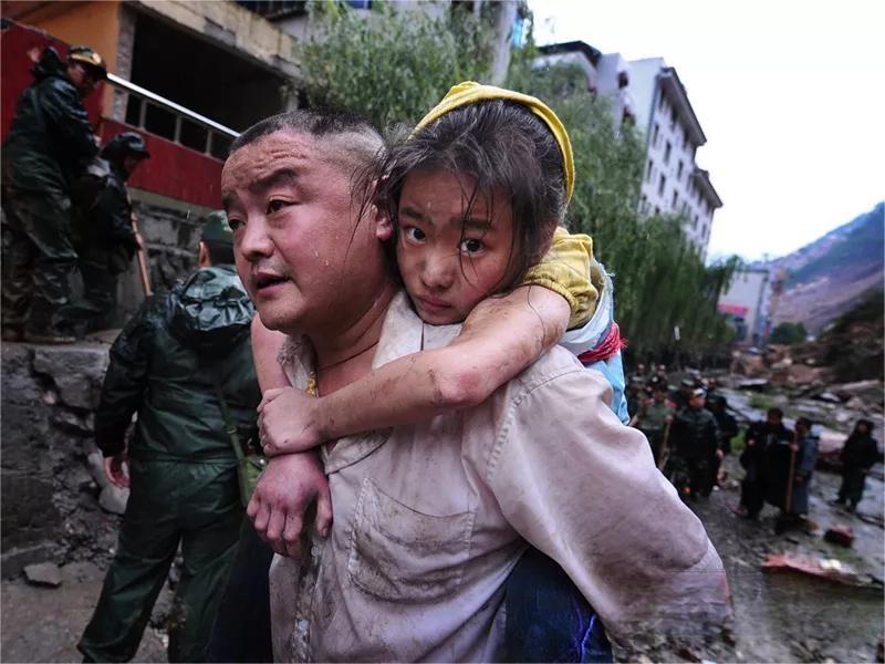 2008年，汶川地震中，11岁女孩被埋在废墟下十几个小时，生存的机率很小。但她的