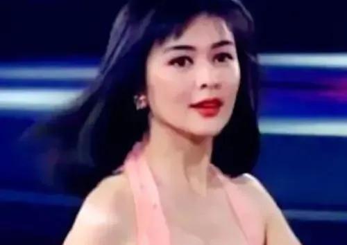 陈美琪接起电话，就听到对面关之琳轻蔑的笑，做了小三也理直气壮：“你大着肚子又怎么