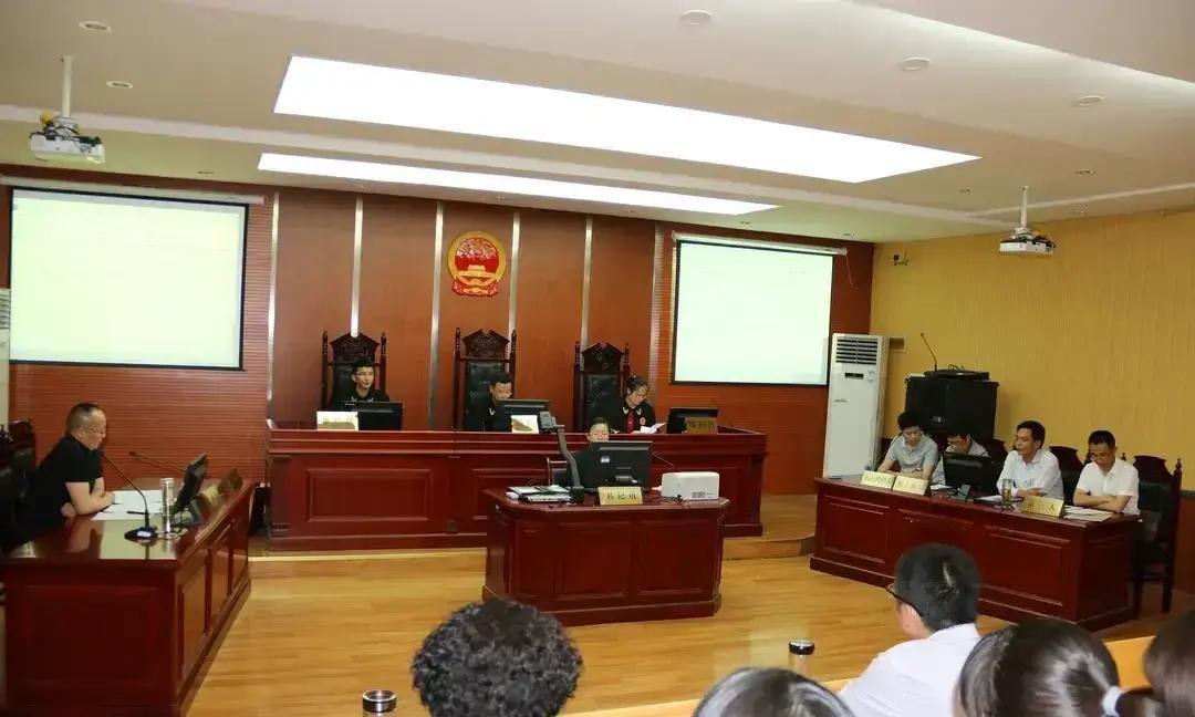 王翠花嫌刘老实穷，把娃扔给他，拍拍屁股走了十年。
刘老实白天扛废品，晚上哄娃睡，