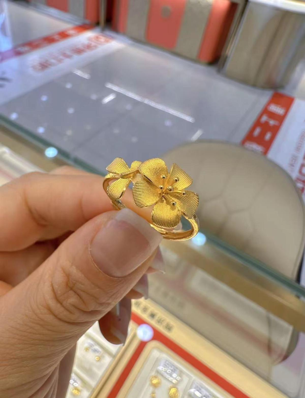 戒指不重，心事很满。
0.8克黄金，戴在指尖不压手，藏在口袋不心疼。
辉济黄金城