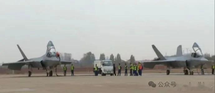 歼35新消息 这是最近冒出来的图：第一张图里两架中型隐身机在停机坪上，其双轮前起