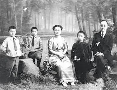 1924年，44岁的章士钊，背着妻子与歌女同居。妻子吴弱男得知后，带着3个儿子斥