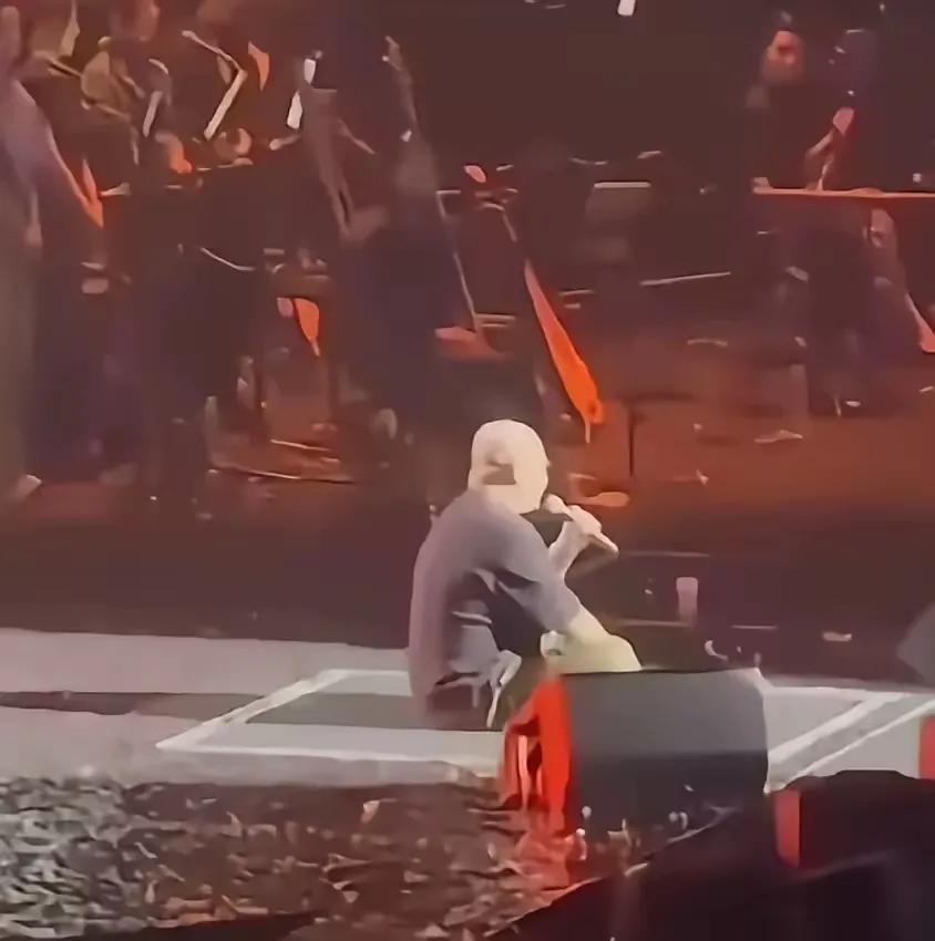 刀郎，燃爆全网，势不可挡！
如今，无论谁言词犀利评价刀郎，网民立马左是箭右是刀，