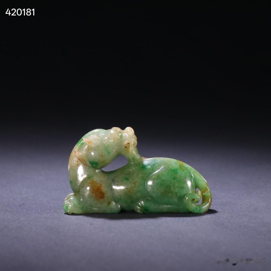 清代 老翡翠瑞兽。
规格：高3.25cm 长5.7cm