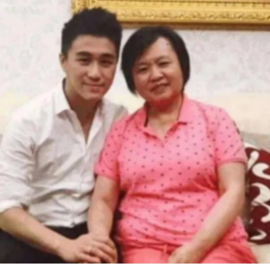 一次，赌王何鸿燊家的保姆，买彩票中了3000万，保姆乐坏了，她问赌王的儿子何猷君