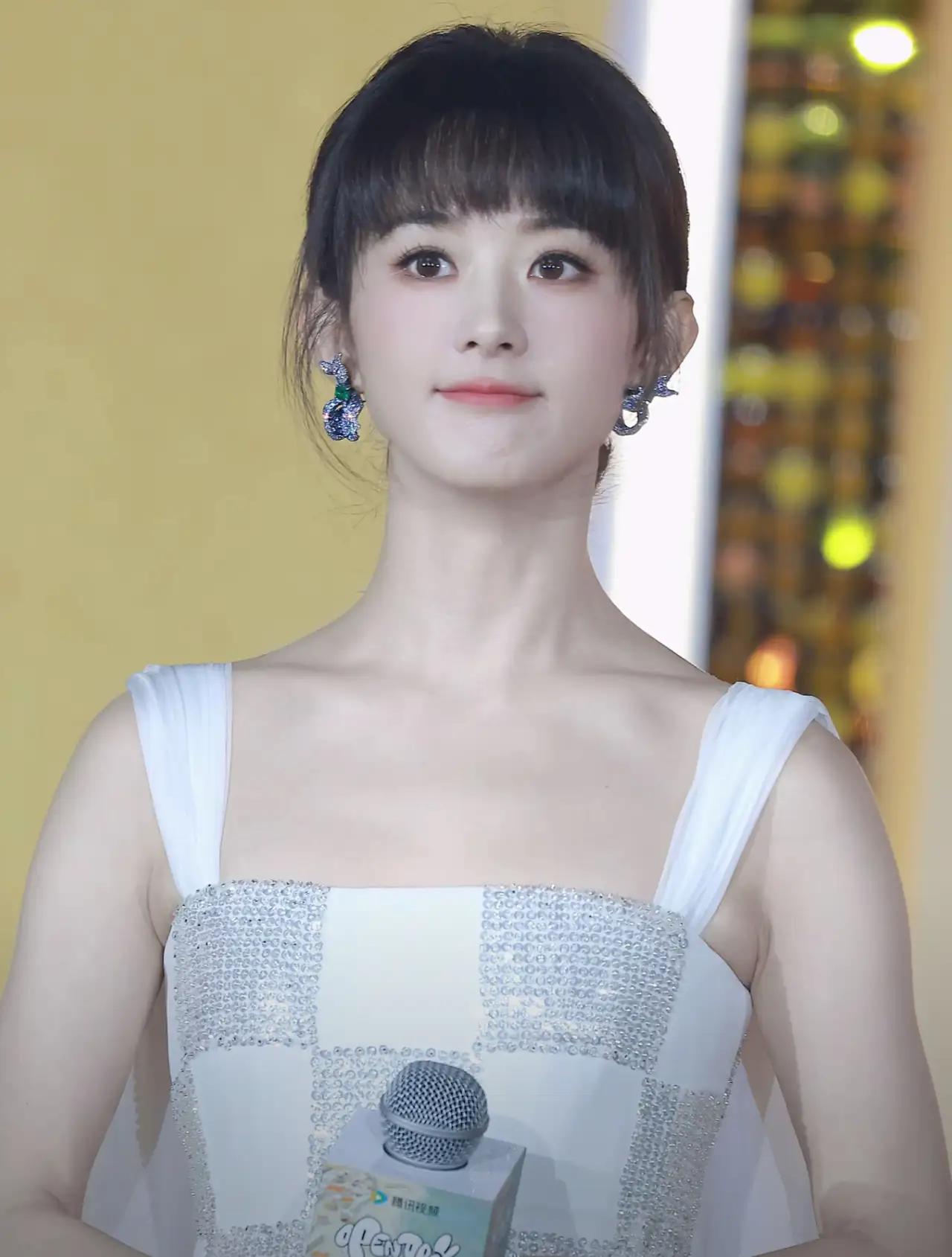 大家有没有感觉，
 
赵丽颖有些不一般，
 
她新剧《小城大事》央视开播，她居然