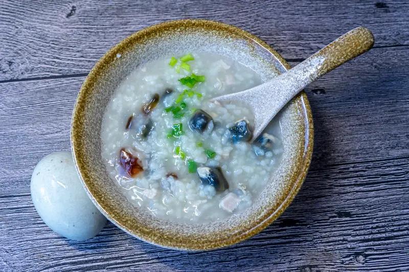 皮蛋粥到底是咸的还是甜的?在小吃店或者粥铺喝的皮蛋瘦肉粥，都是咸的，还没有喝过甜
