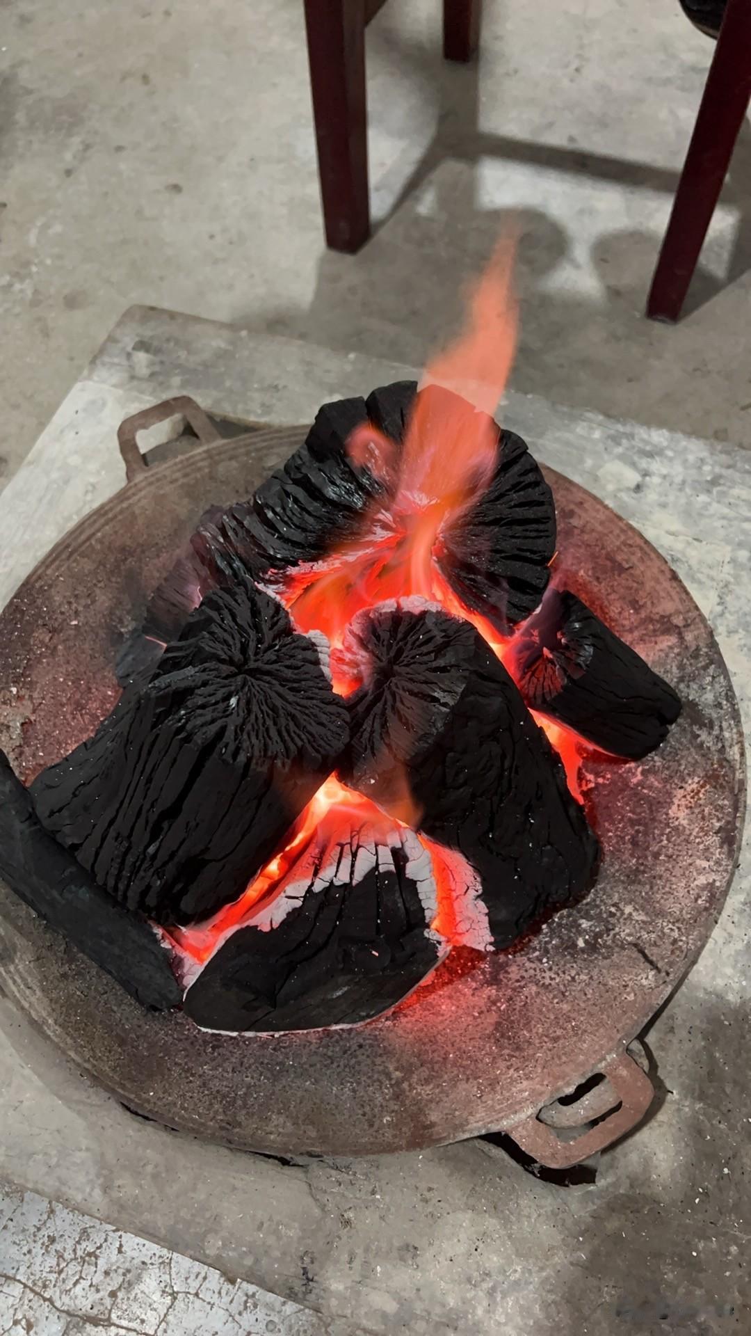 炭火烧烤，美味诱惑，快来一起享受！🔥🍢