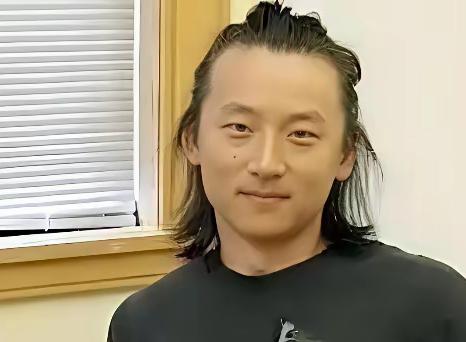 尹希“不会回中国，属于科研”的言论曾引发骂声，但当看到他专注科研、无社交账号的“