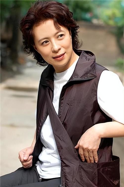 这位演员大家肯定都熟悉，在荧幕前她塑造了许多经典人物形象，比如《任长霞》，《戈壁