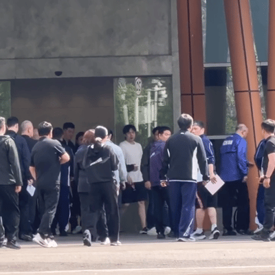 4.15日，新鲜的楚钦，龙队和许昕都来成都陪练了，
关指也来到了成都。

穿着白