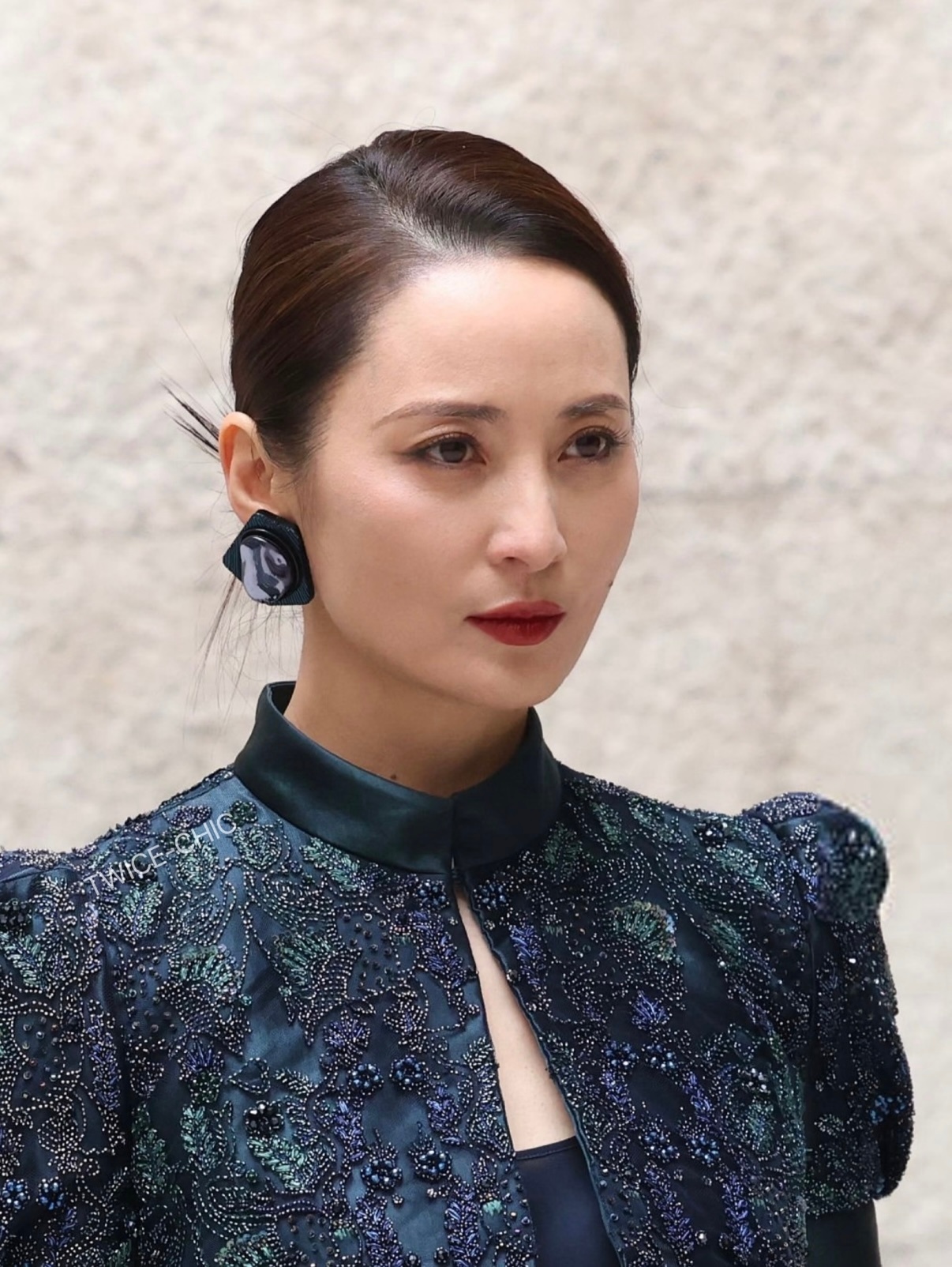 蒋勤勤扛住了G社镜头 G社死亡镜头都拿她没办法！蒋勤勤的怼脸生图皮肤紧致透亮，五