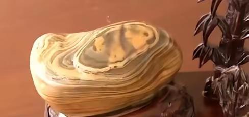 2003年，一个孩子在海边玩耍，忽然大声呼喊：“爸爸，快来看这石头上有两只熊猫！