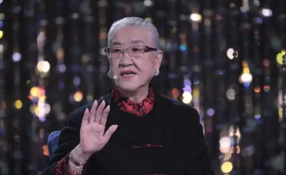 原国防部长耿飚的长女，一夜之间被查封了所有资产，她选择出走美国。在离开时她发誓：