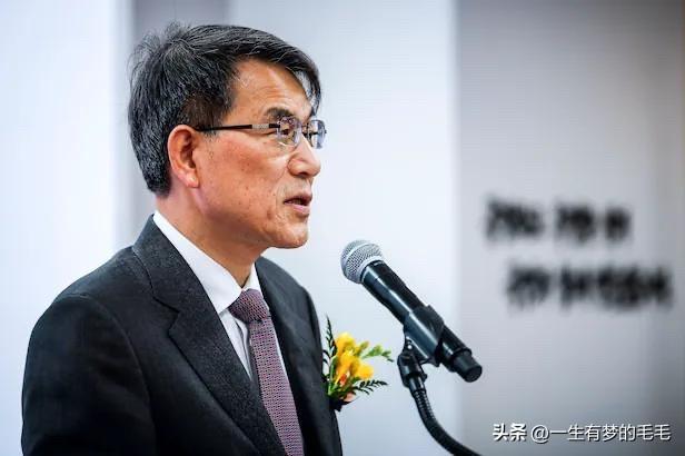 3日，韩国大法官卢泰岳结束6年任期正式卸任。他在退职仪式上警告，当前大量本应通过