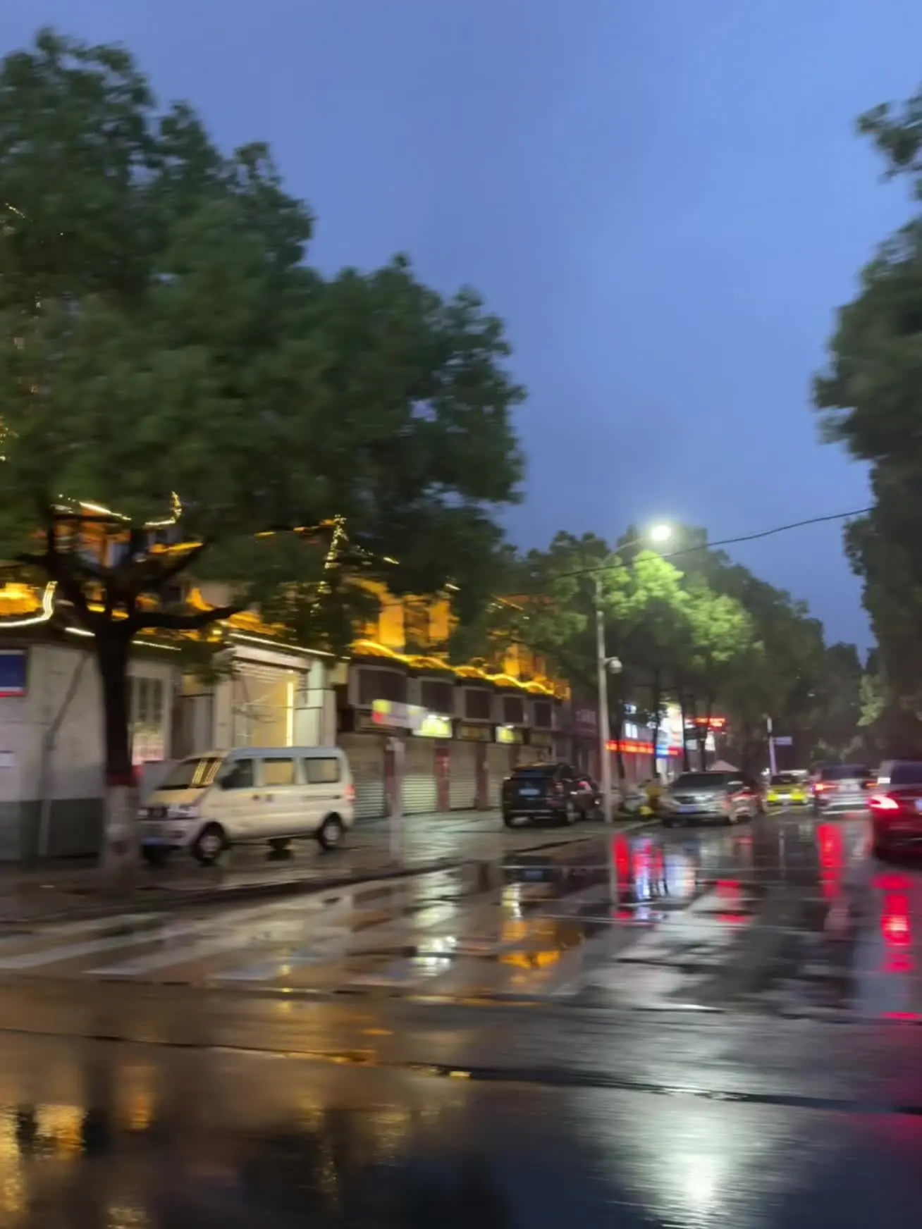 其实雨不大，是天色渐晚，是回忆泛滥，是诸多遗憾，是我没带伞。