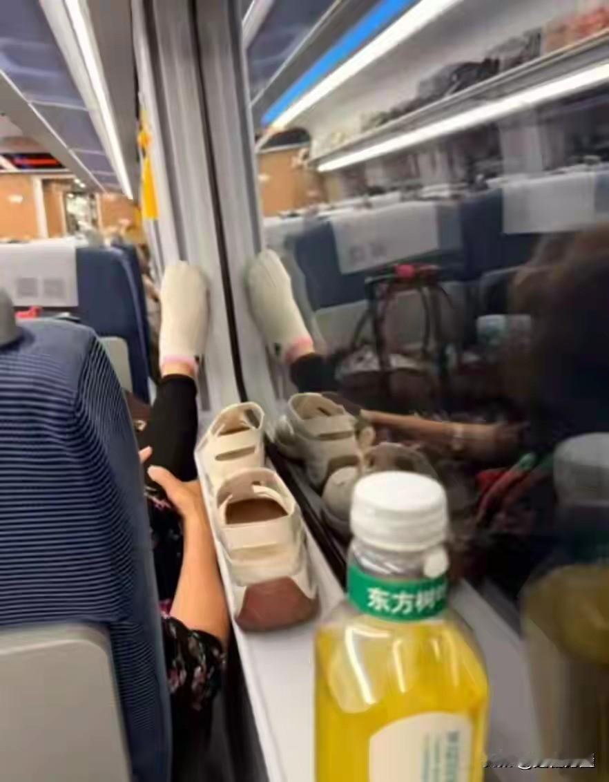 女子在高铁车厢内脱鞋，并把鞋放在窗台上，据目击者描述，脚臭味在空气中弥漫开来。