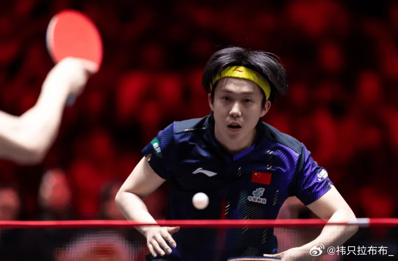 WTT新加坡大满贯一场男单半决赛中，世界第1王楚钦4-1战胜世界第6菲利克斯-勒
