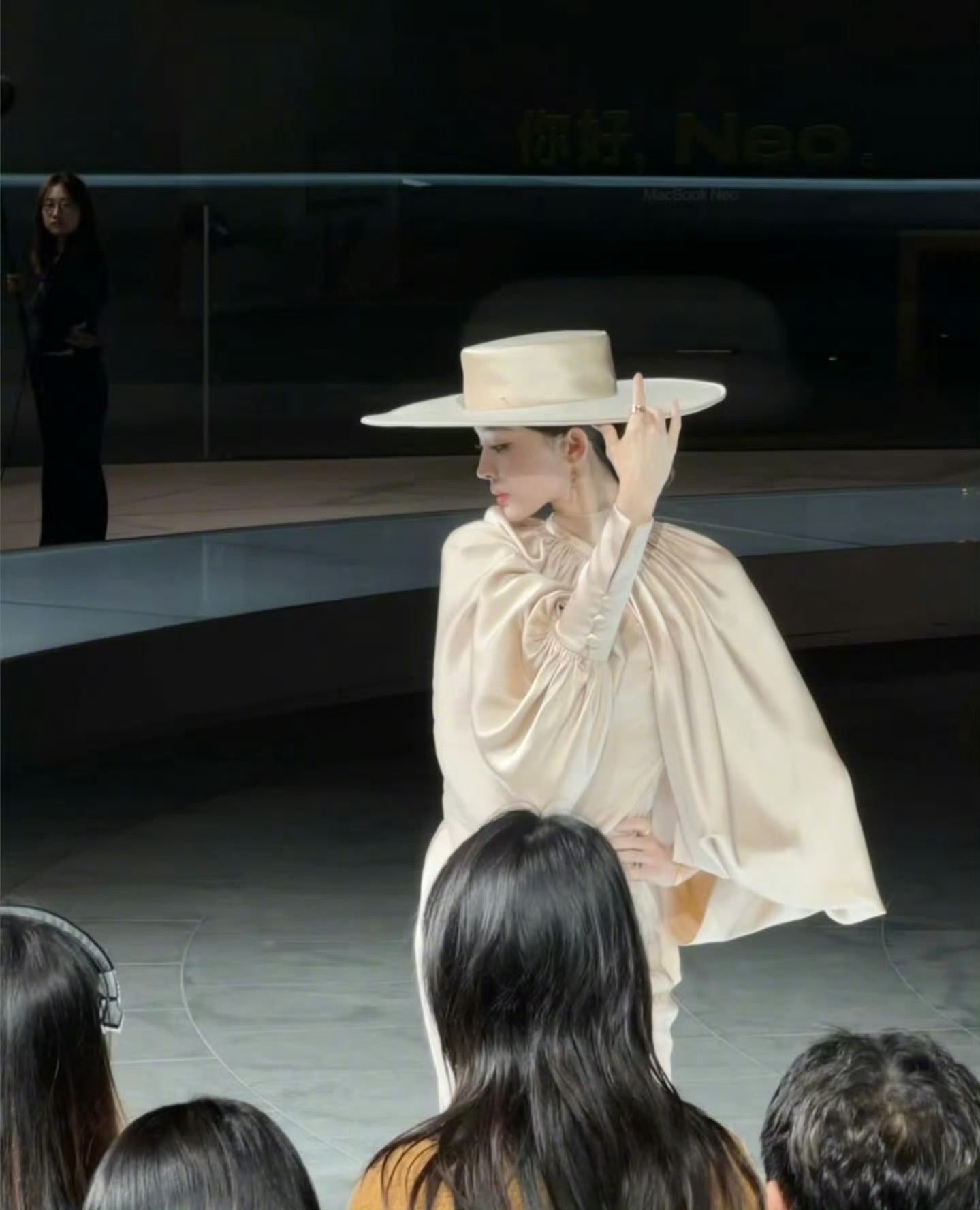 娜扎香槟金礼帽造型，出场听取了哇声一片，所有人请欣赏女娲神作的权威