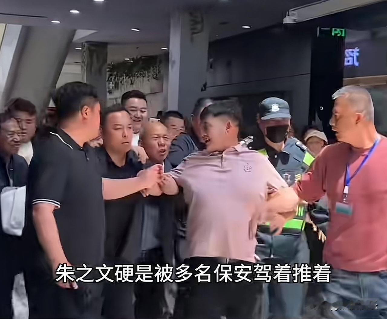 大衣哥演出
最累的就是保安了
保安要时刻拿身体替他挡着热情狂热的粉丝，为了多拍点