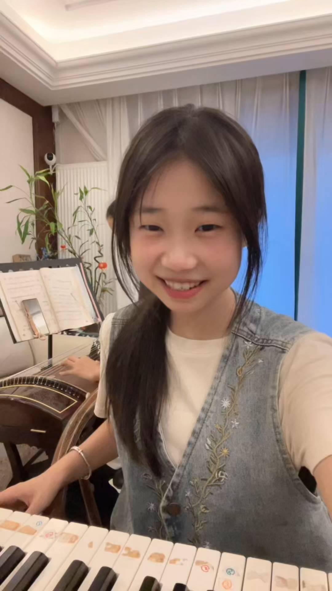 你信誓旦旦说着谎言，红了樱桃绿了芭蕉。你走你的独木桥我唱我调，谁的孤独它像似把刀