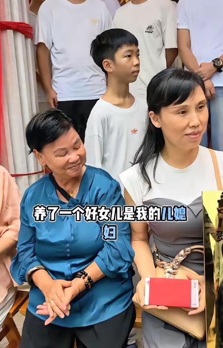 湖南，一位83岁老人，在孙子考上上海交大的升学宴上，竟然不按常理出牌，一开口没有