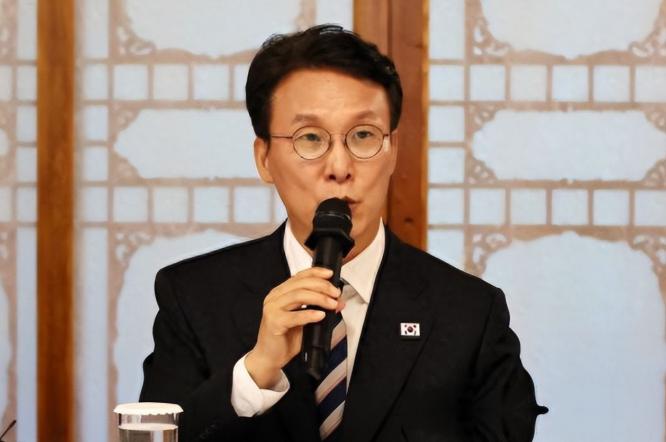 打开地图，看看现在的东北亚，再看看那一串长长的、有关芯片出口的报表，你就会明白，